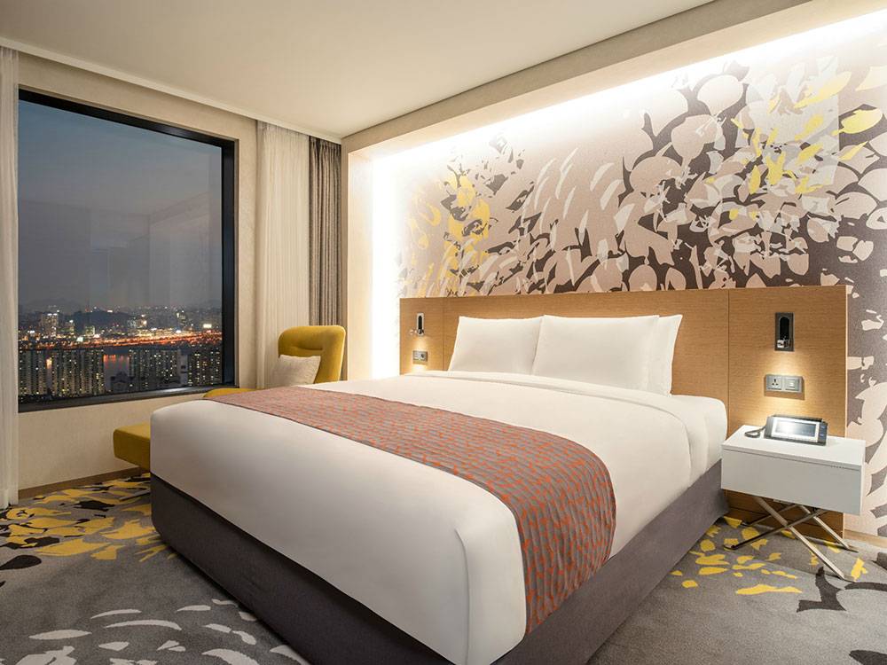 首爾 酒店 套房版本就會多一個客廳，價錢自然比一般的貴。
