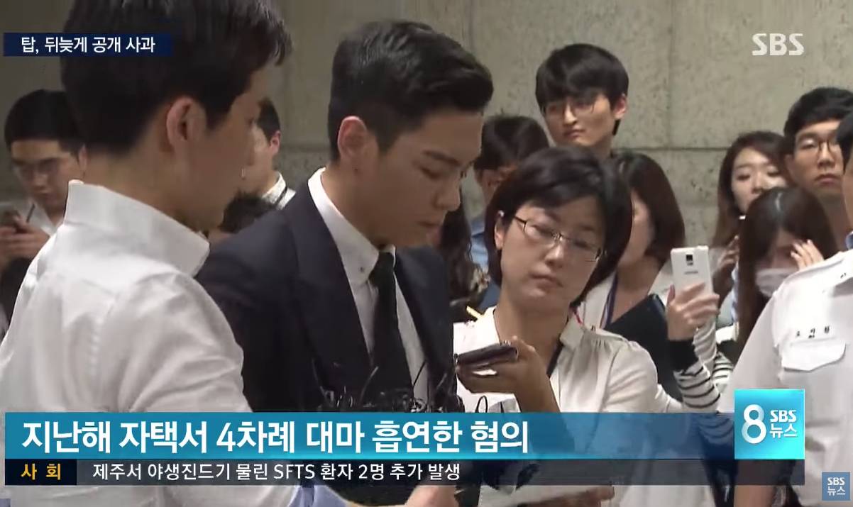 韓星醜聞 他90度鞠躬致歉，且朗讀預先準備的親筆道歉文。（圖：SBS新聞截圖）