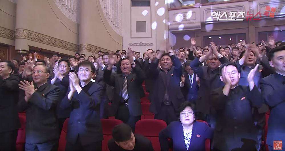 南北韓 謝幕期間，全場觀眾站立拍手，以顯示對表演嘉賓的支持。（圖：