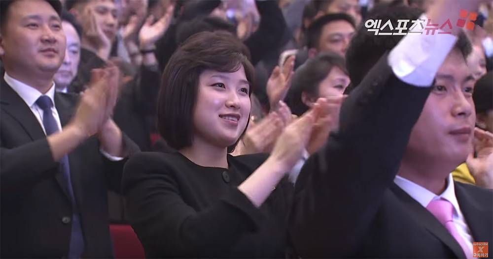 南北韓 觀眾露出較明朗的表情，帶著笑容觀看表演。（圖：