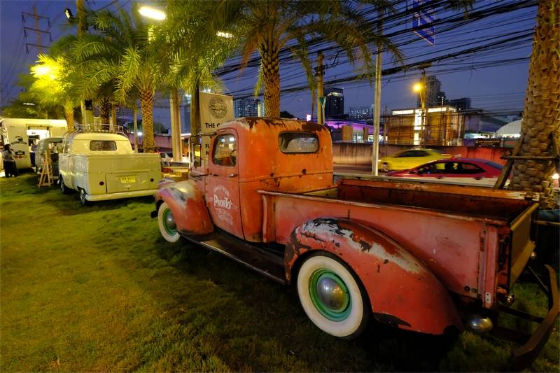 曼谷 夜市 裡面依然放了很多古董車、電單車可以拍照留念。