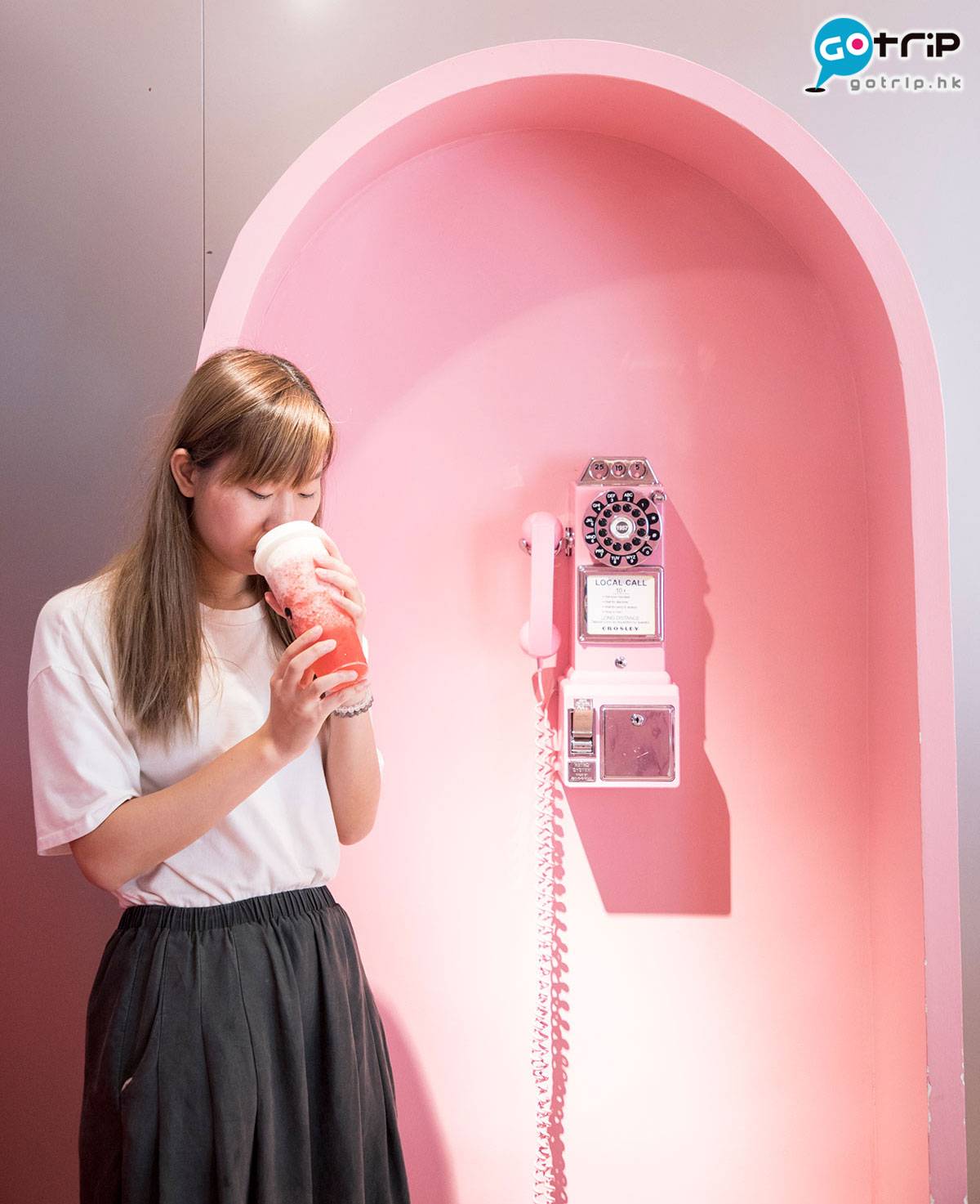 深圳打卡 店內有個粉紅電話亭，上打卡位。