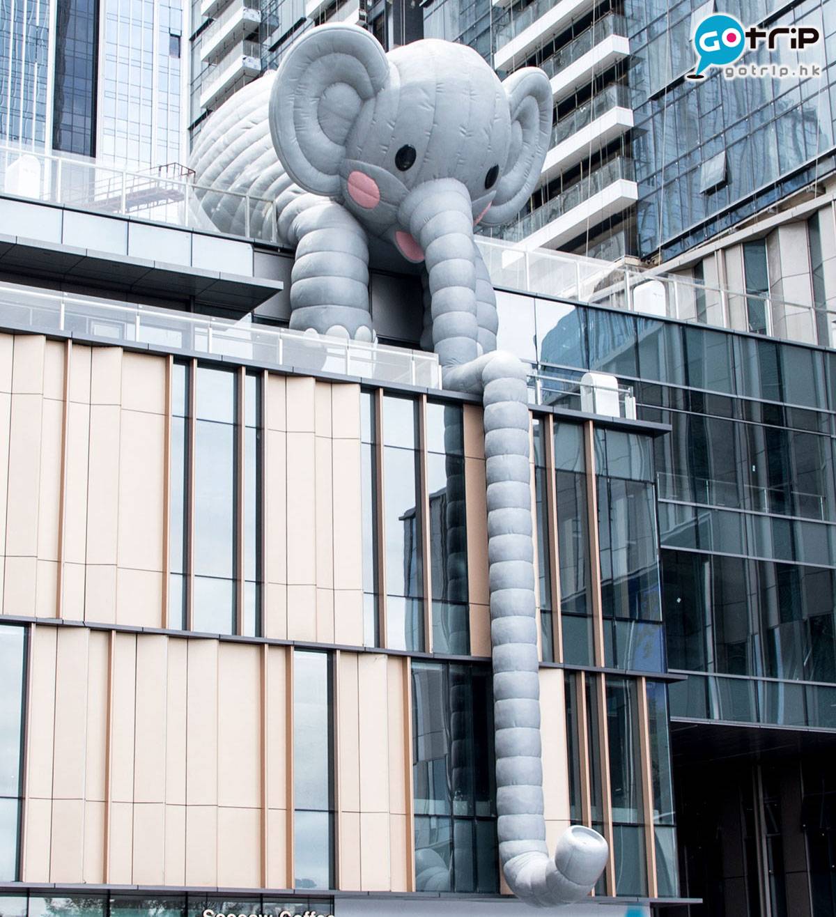 深圳打卡 大象裝置是入商場前必打卡的位置。
