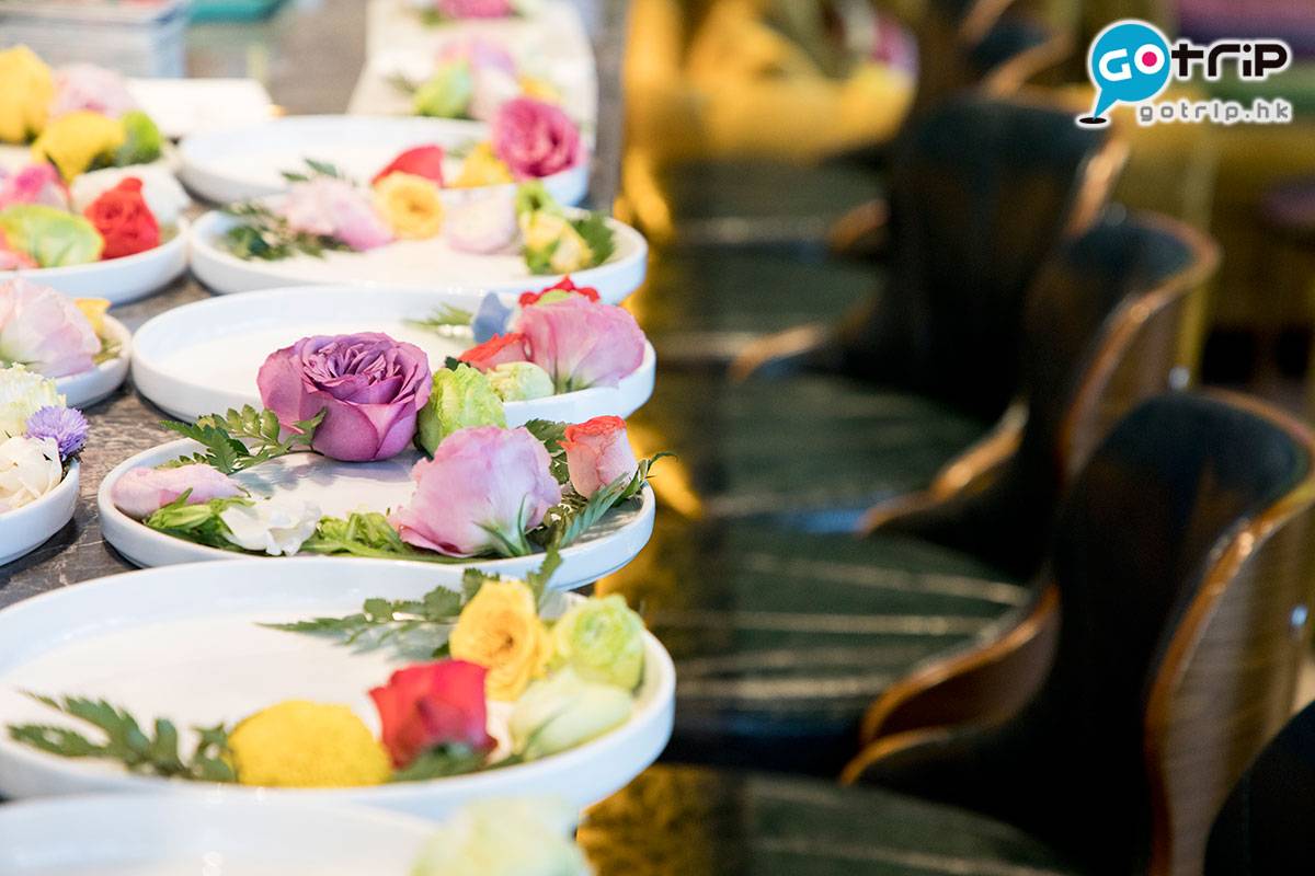 深圳打卡 餐枱碟盤都放滿了花。