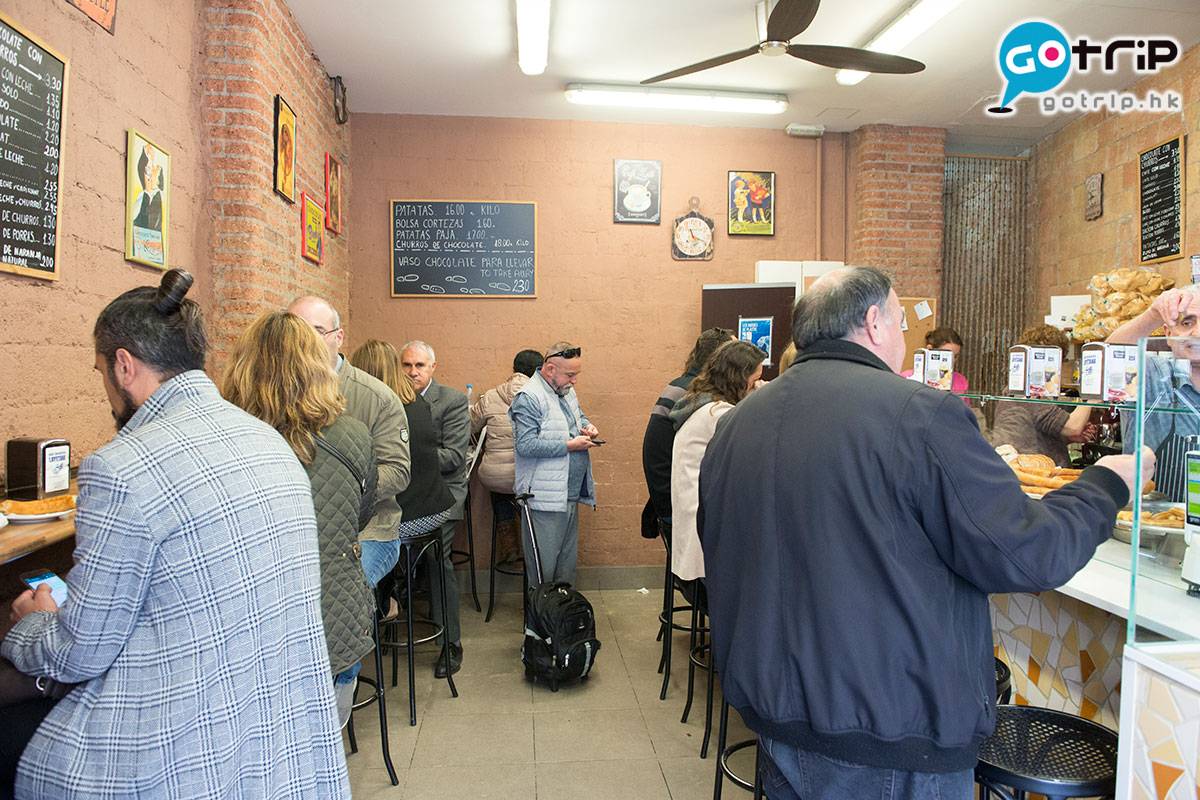 移民西班牙 即使是星期一早上十點，早餐店都迫滿人，究竟⋯⋯他們要不要工作？