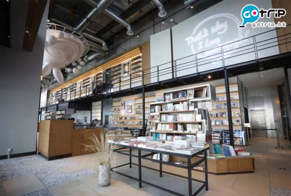 深圳打卡 Kubrick書店空間更廣闊。