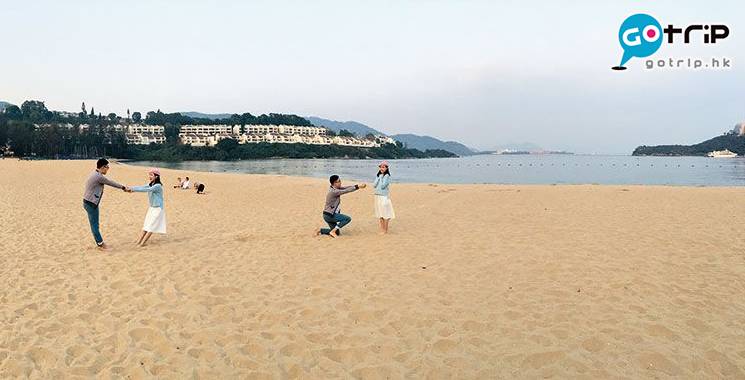 香港沙灘 愉景灣是人造沙灘，所以沙很幼，行落十分舒服，你睇下記者同囡囡玩得多開心。