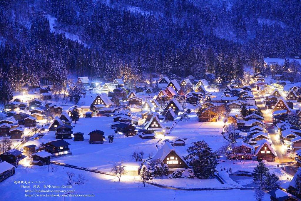日本雪景 夜間點燈後的白川鄉更添浪漫氣氛。