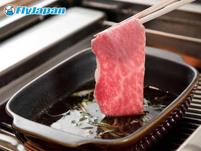 東京燒肉 和牛壽喜燒時要薄切，半熟狀態牛油立即溶化口中。