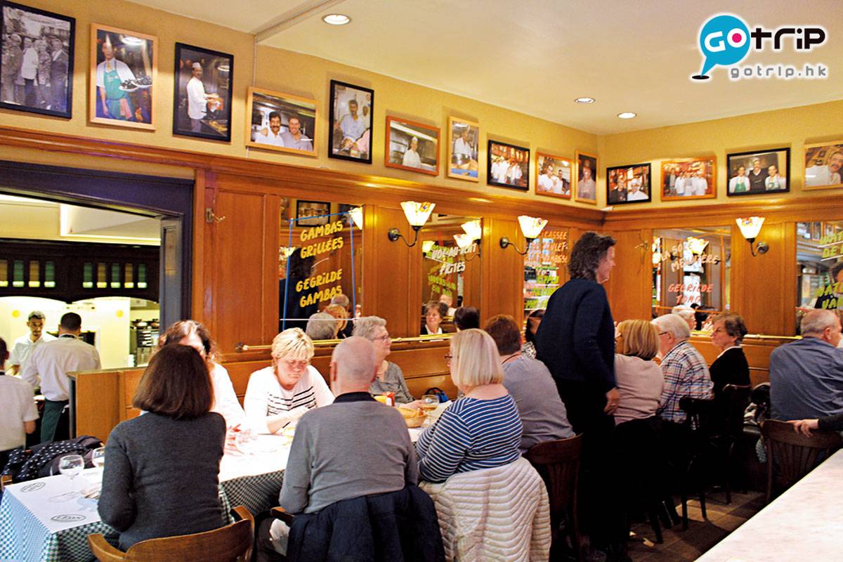 空姐 行李 免稅品 長途機 比利時 Chez Leon內掛滿舊海報和名人照片，雖然多遊客，但當地人也會推介和帶外國朋友來吃飯。
