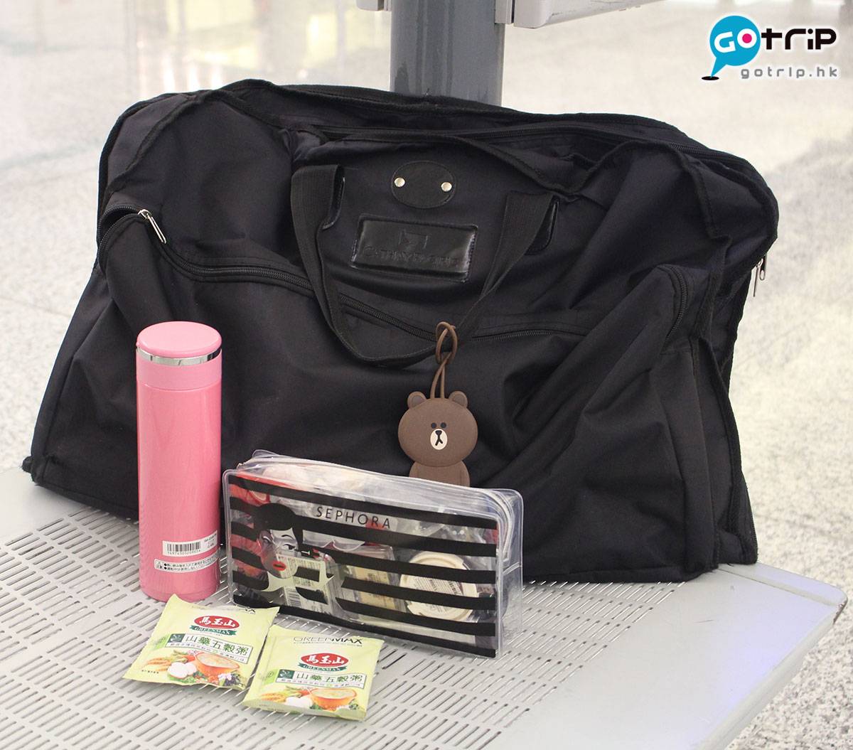 空姐 行李 免稅品 長途機 比利時 手提袋都是公司提供，與行李喼一樣，是冇花巧的黑色。