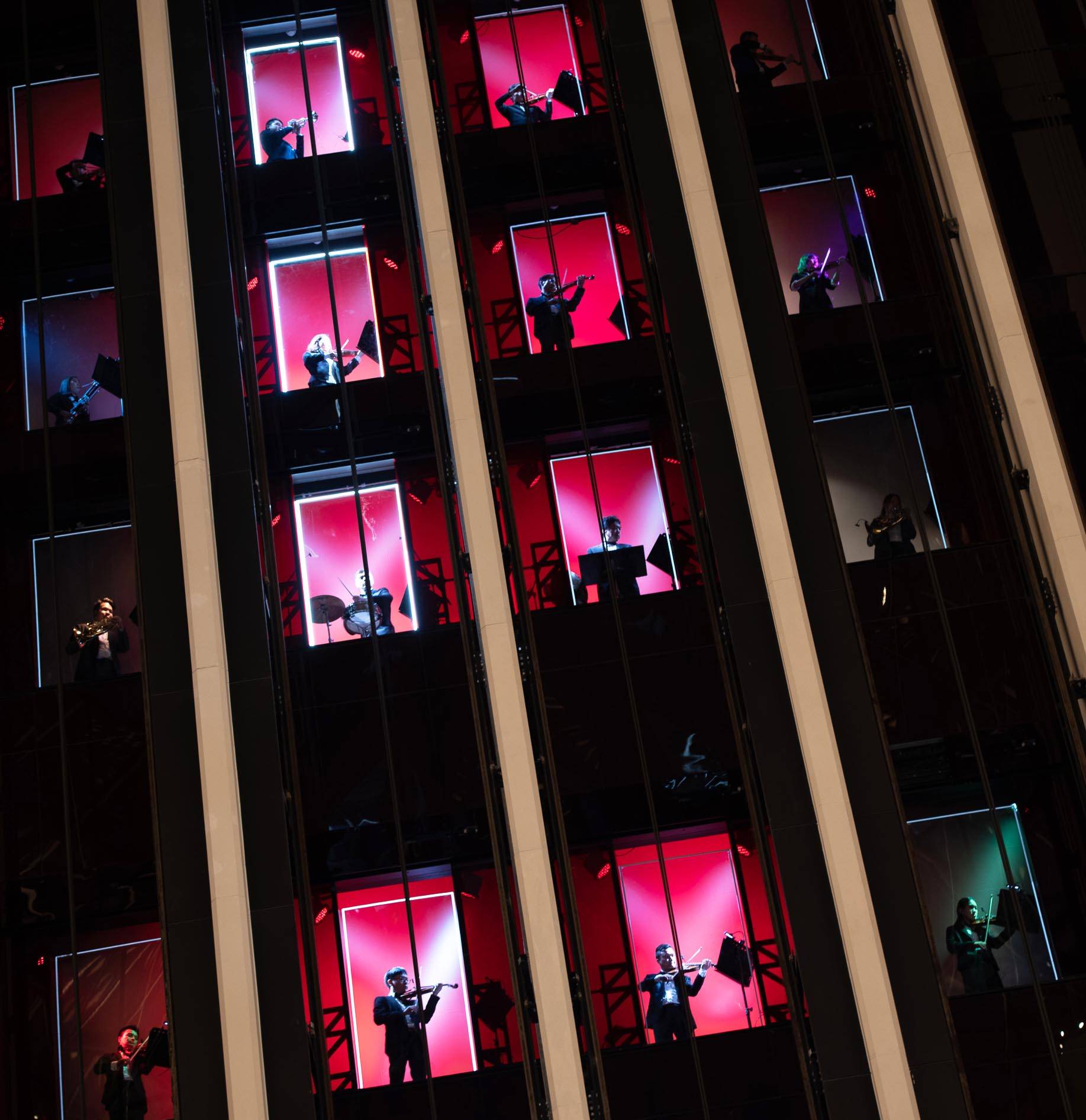 澳門Morpheus酒店 配合燈光，場面相當震撼，紅色𨋢門立即型格十倍。
