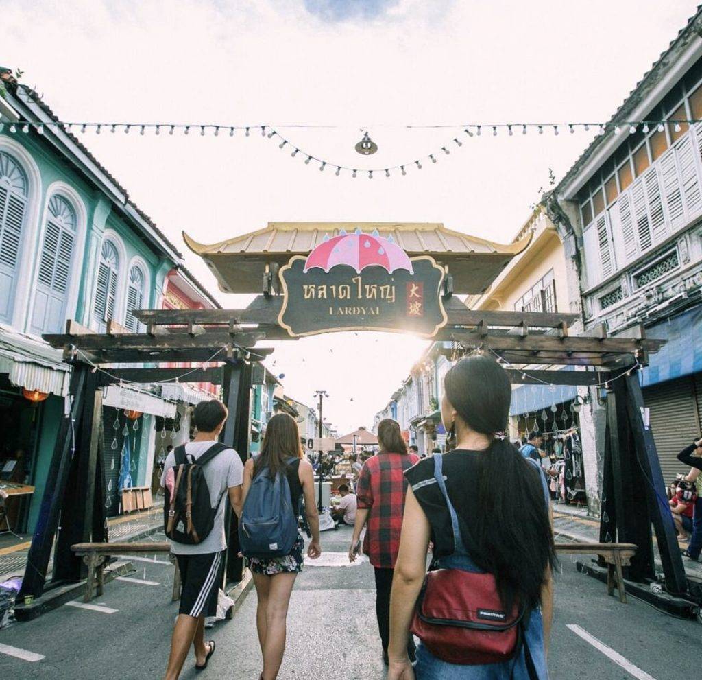 布吉景點 plt 布吉市集 泰國市集 泰國晚間市集 圖片來源：Ig@karonseasands｜這道中式木門是市集的入口。