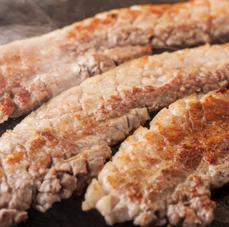 東京美食 切紋豬腩肉。｜圖片來源：でりかおんどる