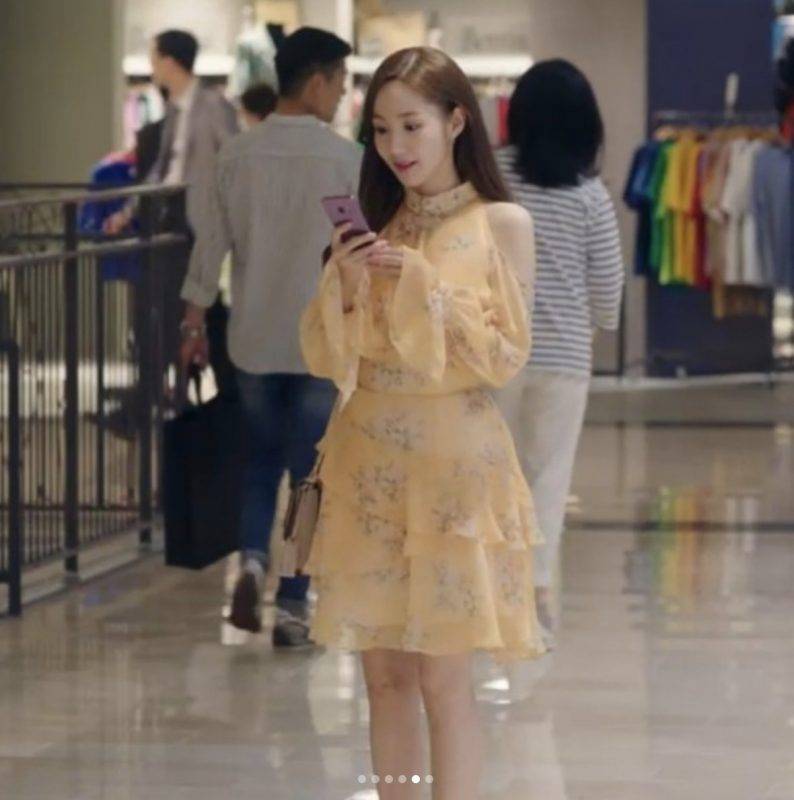 OL穿搭 這條裙子來自品牌Not Your Rose，其出品的醉花裙很受韓國女星歡迎。