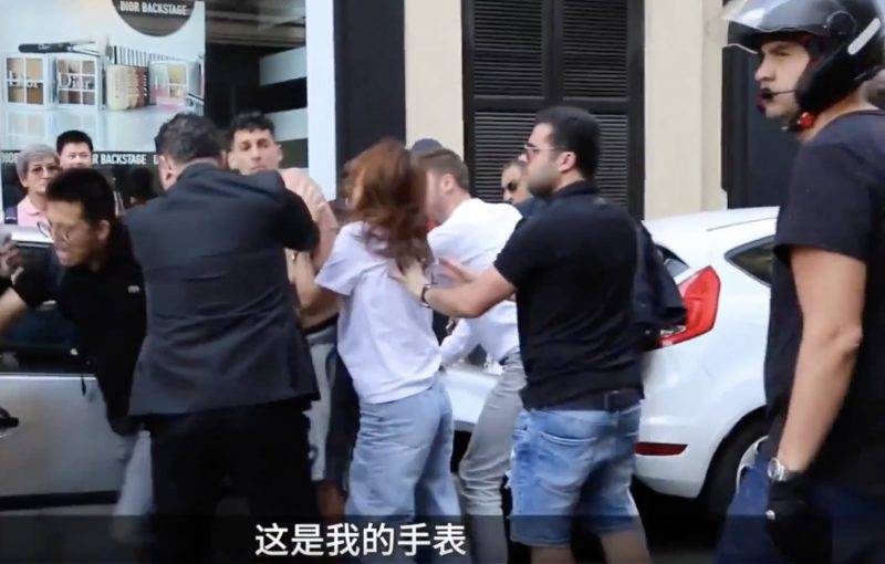 歐洲扒手 中國旅客與搶劫者當街發生衝突，要警察現身將他們分開。 | 圖片來源：Youtube