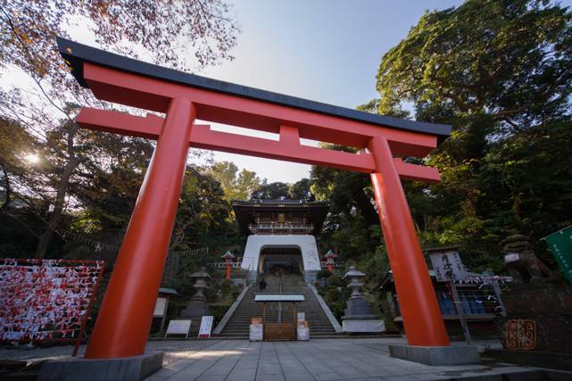 日本神社 江島神社朱紅色鳥居及瑞心門
