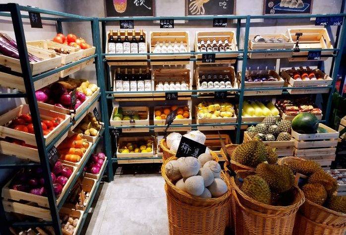 深圳美食 蔬果和酒類飲品都會放在木製貨架上。圖片來源：大眾點評
