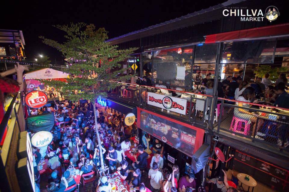 泰國市集 泰國晚間市集 圖片來源：fb@Chillvamarket｜貨櫃大多數是餐廳、酒吧。