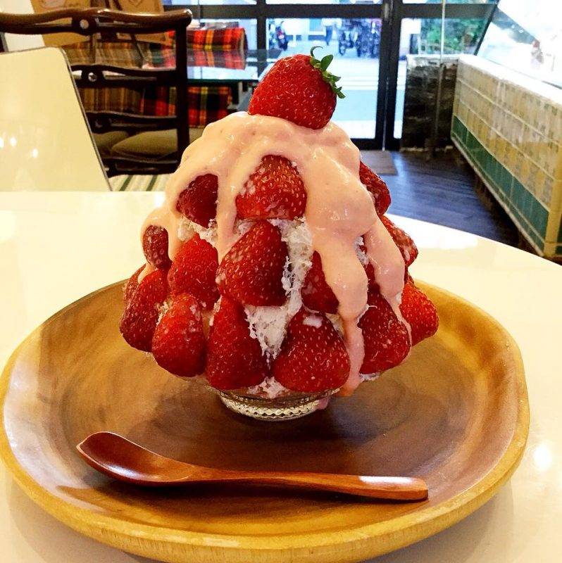 東京美食 堆滿水果的刨冰山，這就是幸福的感覺！｜圖片來源：Facebook@浅草よろず茶屋444