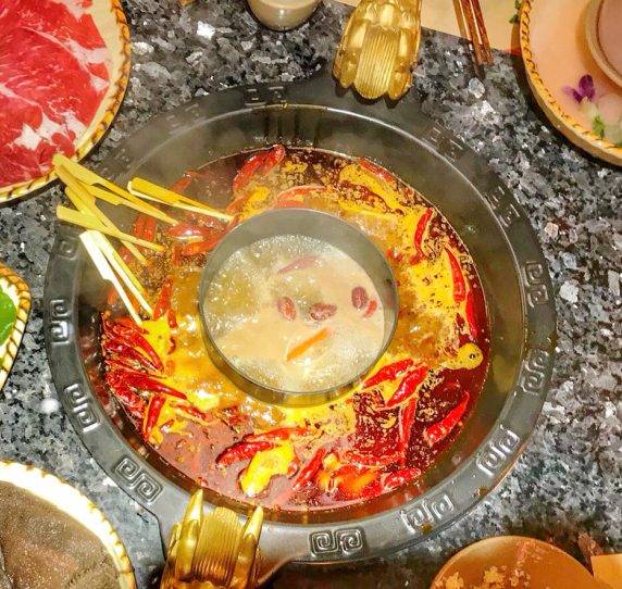 深圳美食 鴛鴦鍋就最適合唔食得辣的朋友。圖片來源：大眾點評