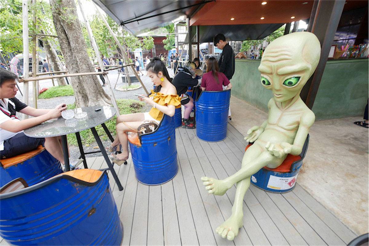 曼谷 夜市 店外還有一座外星人像，保證令你眼前一亮。