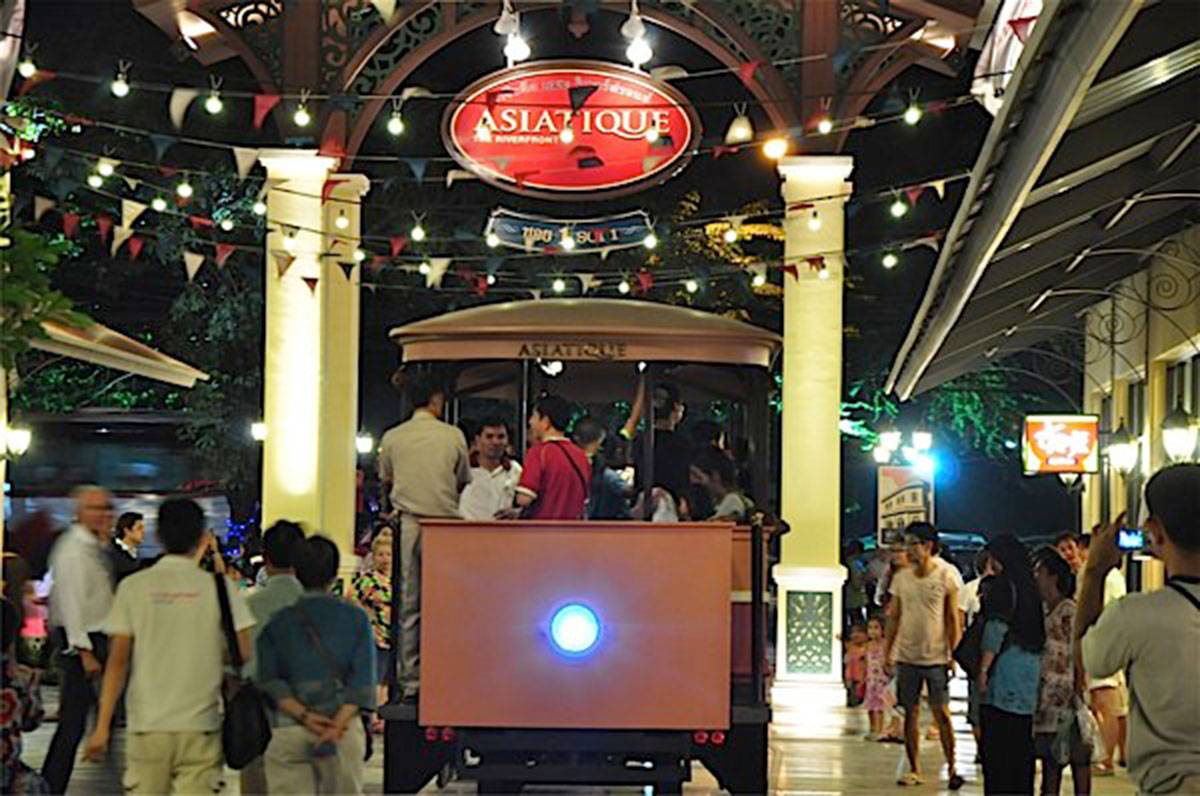 曼谷 夜市 有電車讓你輕鬆暢遊這個 ASIATIQUE。