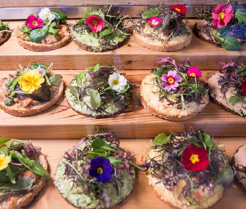 東京美食 以鮮花裝飾的北歐三文治，在視覺與味覺上都讓人感到大滿足。｜圖片來源：traveler luxe