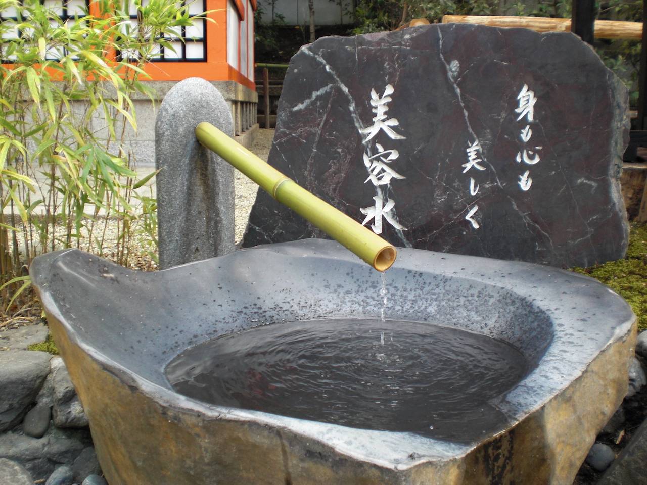 日本神社 美御前社中的美容水泉