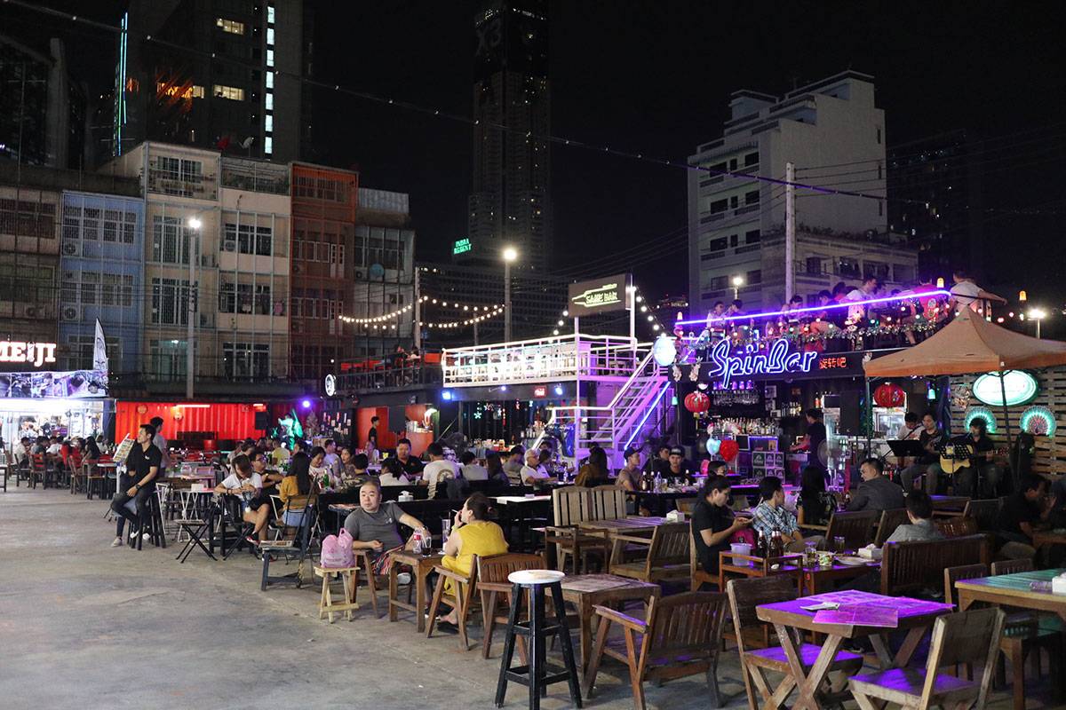 曼谷 夜市 內部有這些酒吧，可以盡飲之餘，還可以另一個角度欣賞一下這個夜市。