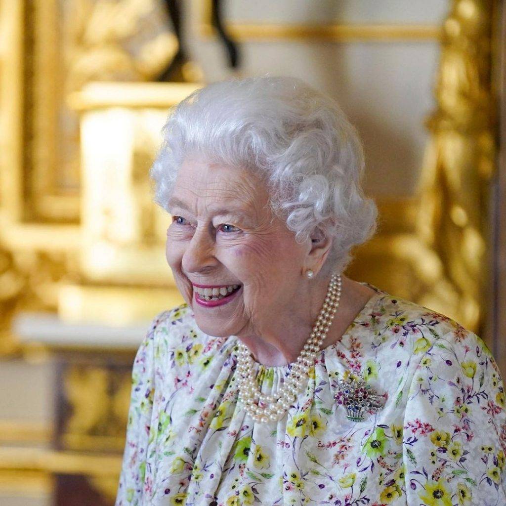 英女皇 英女王由1992年起自願繳交所得稅及資本利得稅