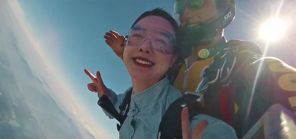 韓國高空跳傘 具惠善呢個shot就是用手腕camera拍攝低！