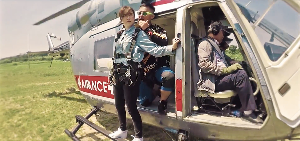 韓國高空跳傘 起飛前，在直升機上預演跳傘的情況。