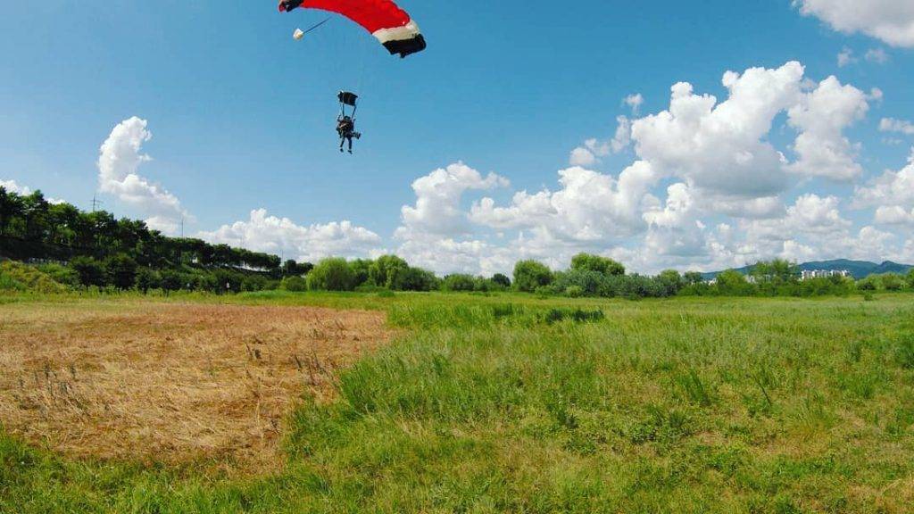 韓國高空跳傘 會在中心草地著陸，基本上都很安全。