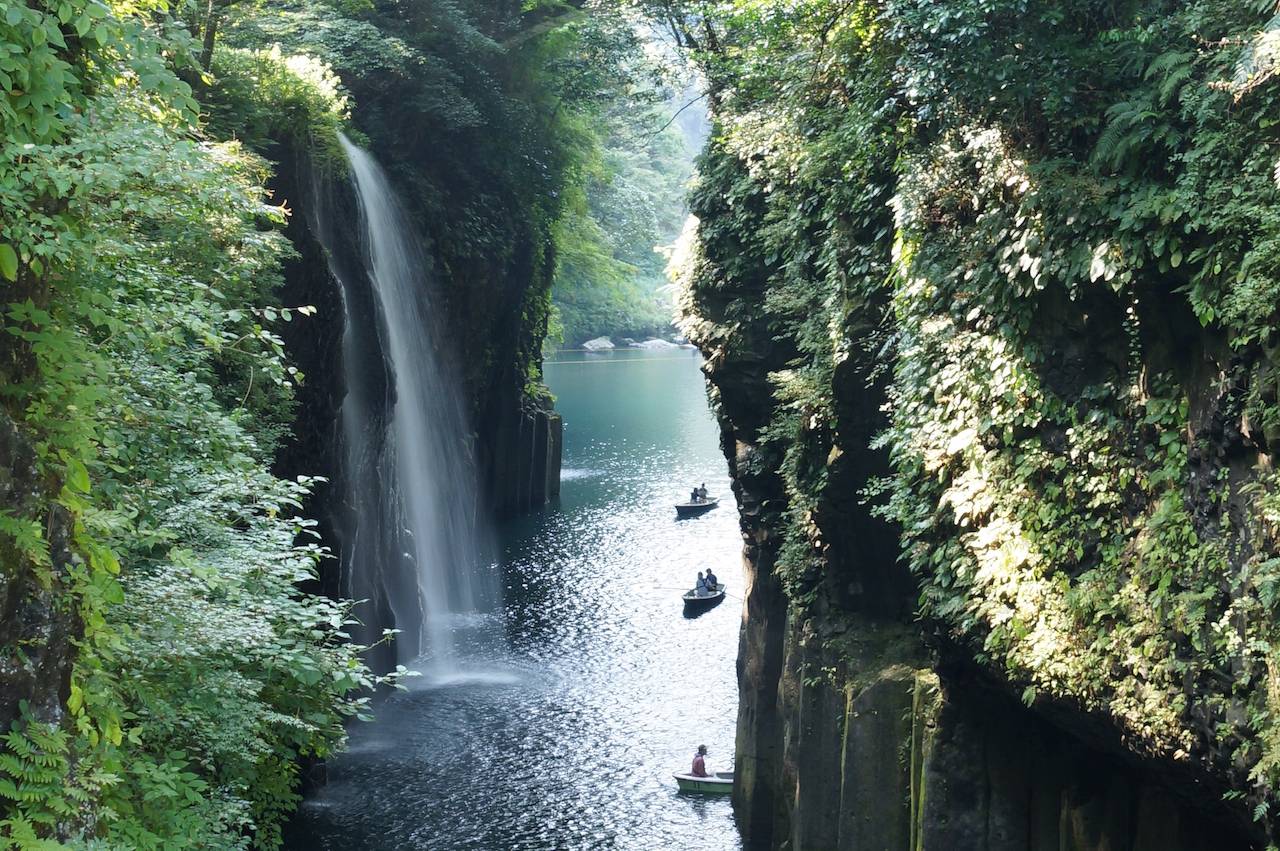 九州景點 觀光客可租坐艇仔遊覽高千穗峽，近距離欣賞瀑布景色！