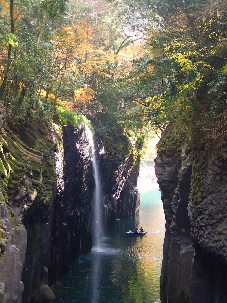 九州好去處 喺濃濃秋意底下遊覽「高千穗峽」，景色更令人醉倒。