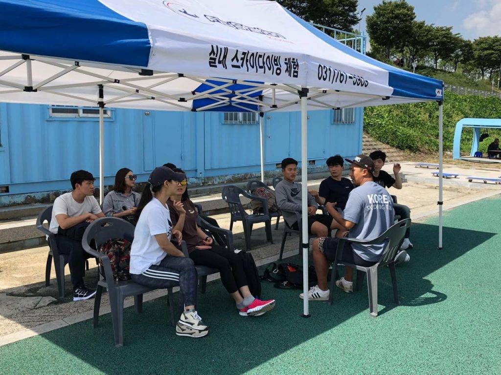 韓國高空跳傘 教練會為參加者講解整個跳傘活動的流程，並進行安全教育。