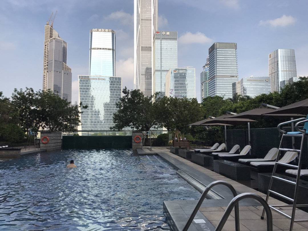 深圳酒店推介 酒店還有露天泳池，可在高樓大廈中間暢泳！