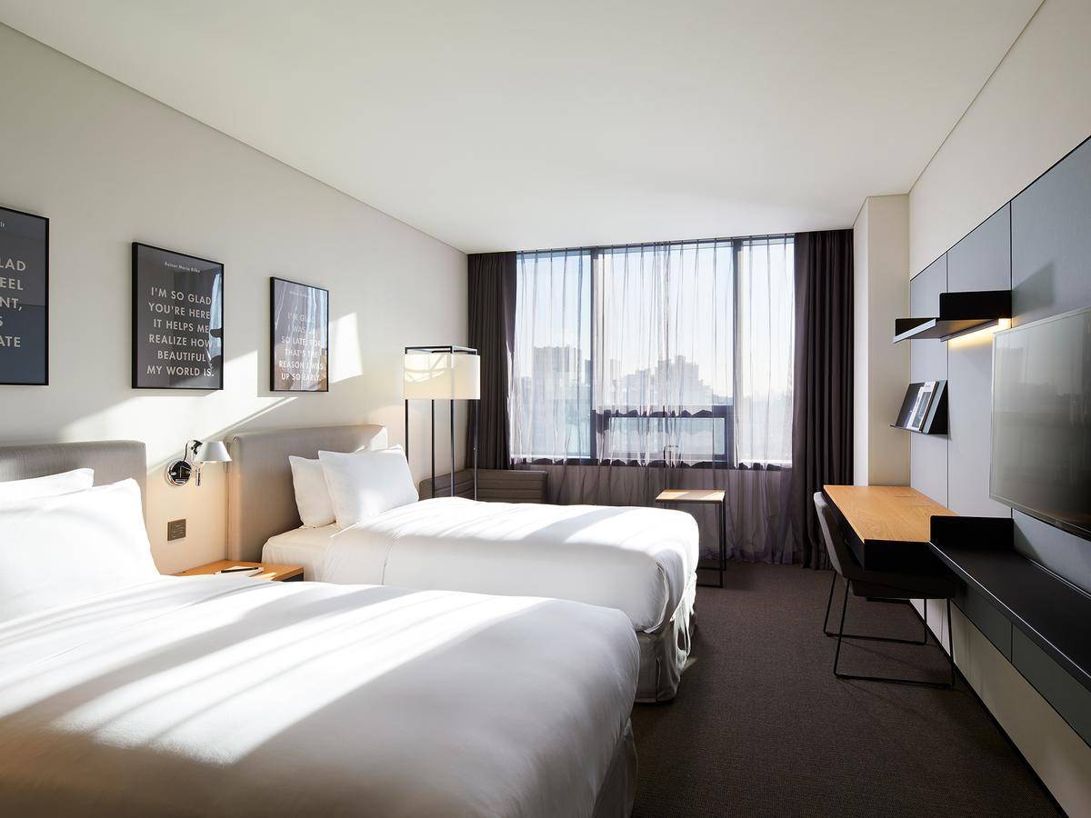 2019首爾新酒店 房間也是以黑白色為主，空間較大。