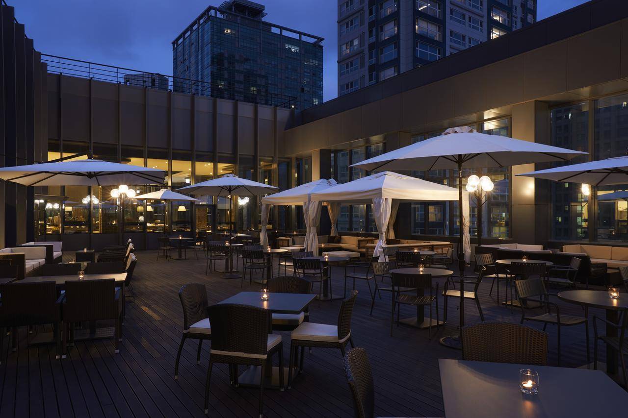 2019首爾新酒店 酒店的餐廳有室外座位，可以欣賞首爾夜景。