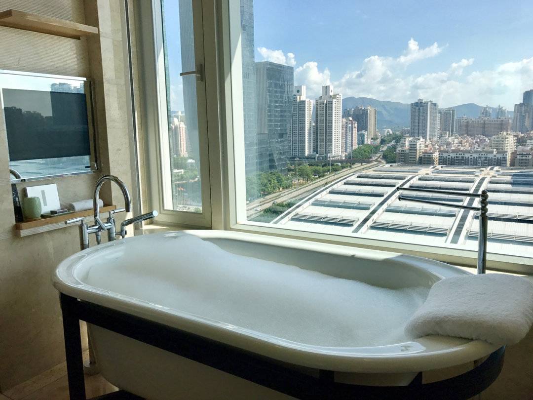 深圳酒店推介 房間也有觀景浴缸。