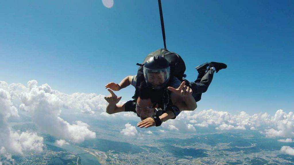 韓國高空跳傘 跳傘帶來的興奮與刺激感，令人忍不住在空中歡呼！