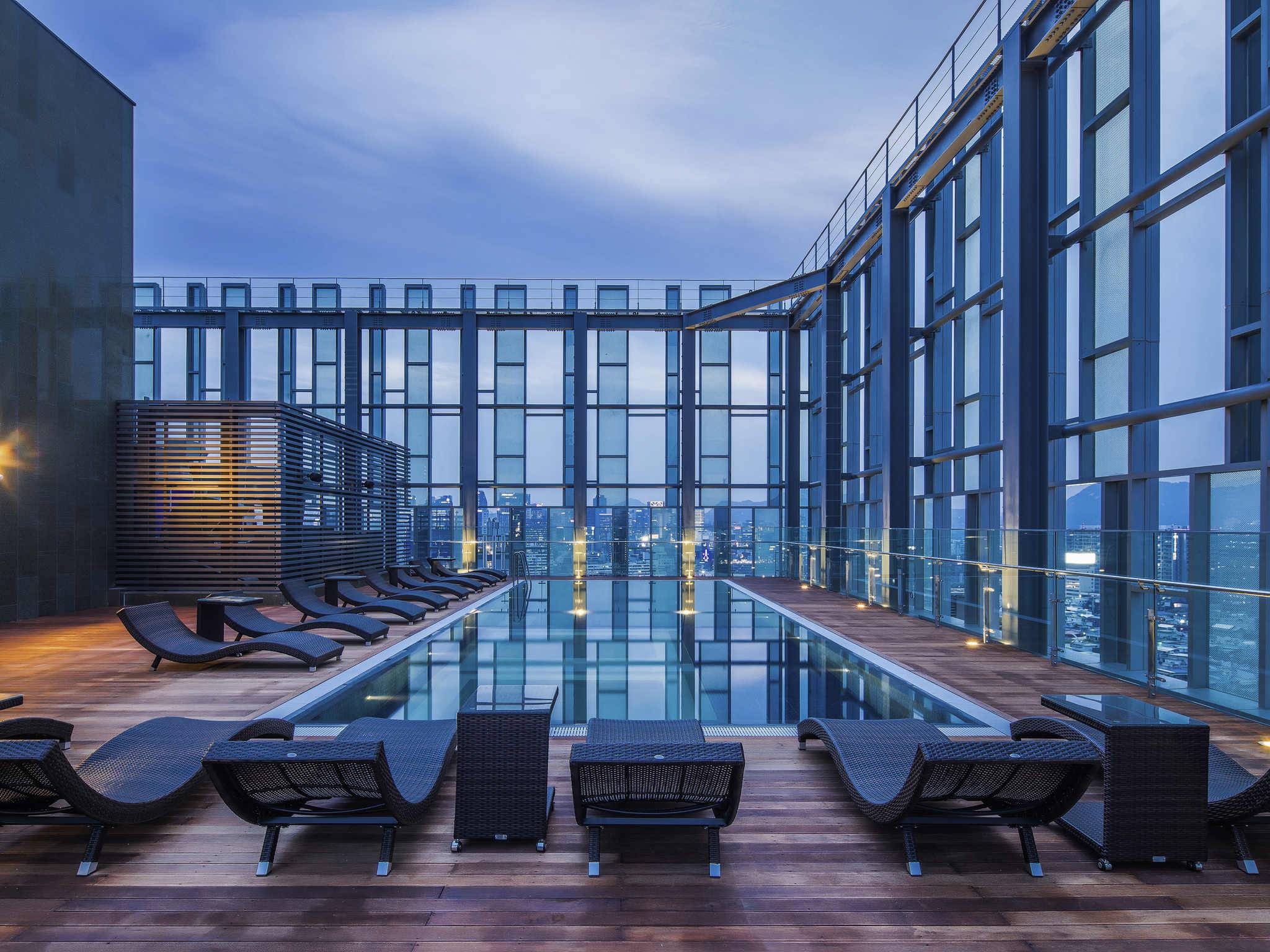 2019首爾新酒店 酒店有天台泳池，可以看到東大門的夜景。