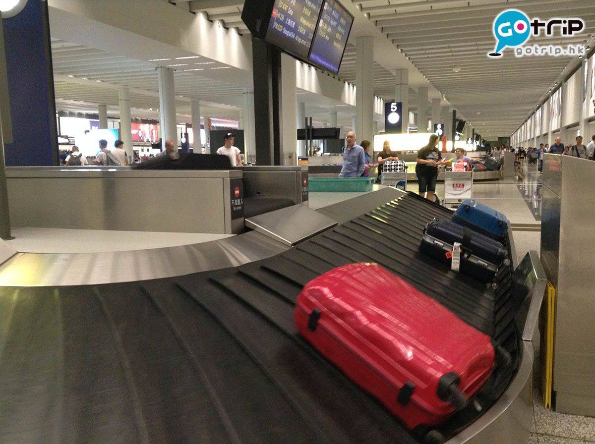 揀行李 顏色鮮艷嘅行李箱，那遠處都可以在行李轉盤上看到。