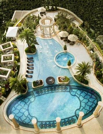 深圳酒店推介 雖然位於城市中，但設有巨大的泳池和露台。
