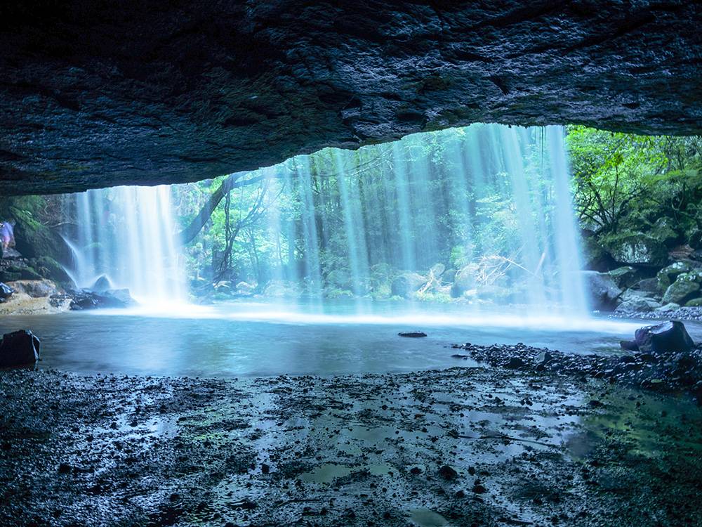 九州好去處 走到瀑布後方欣賞「水幕」，又係一種唔同嘅觀景感受。