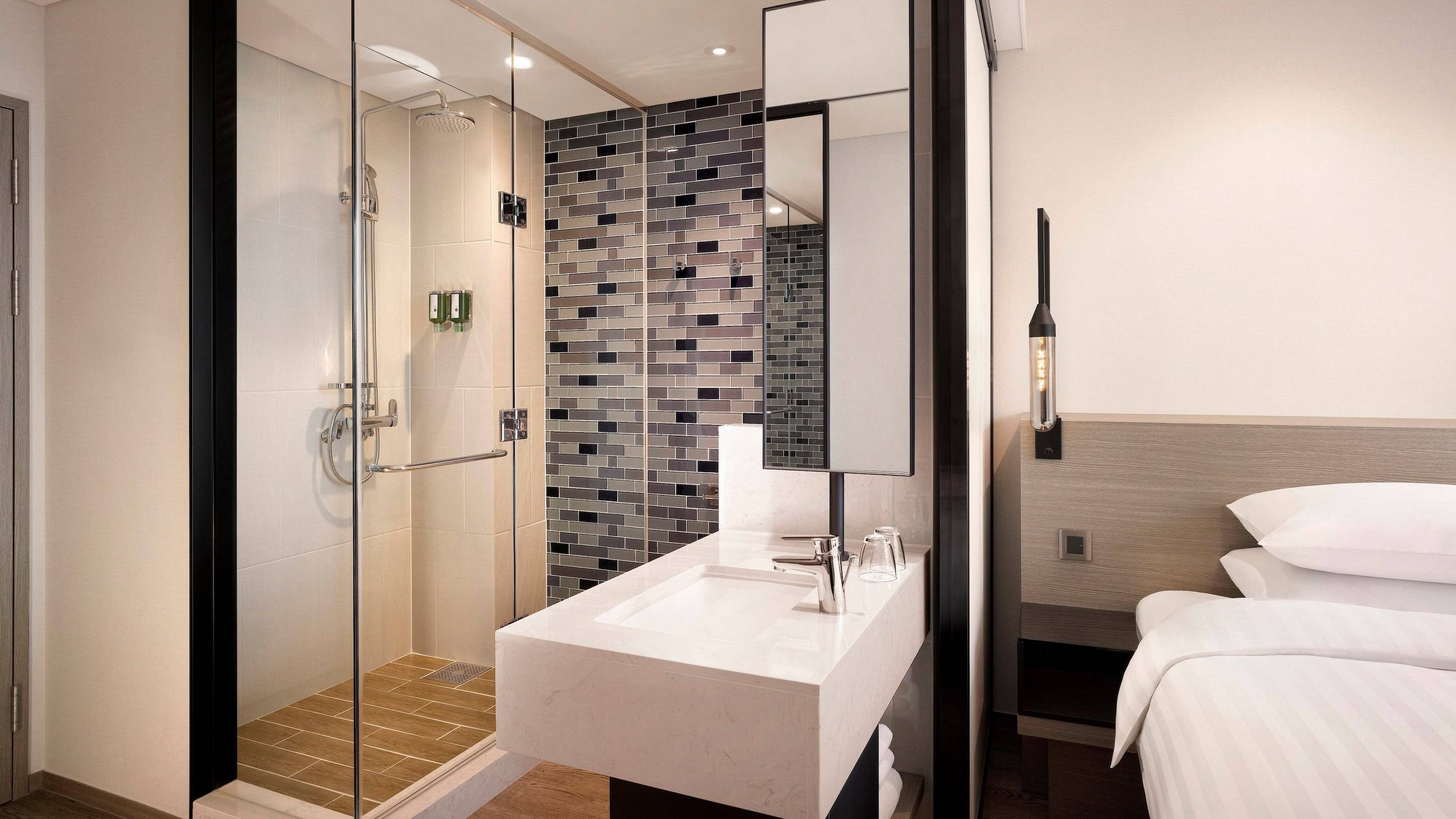 2019首爾新酒店 洗手盆和淋浴間分開，但空間不大。