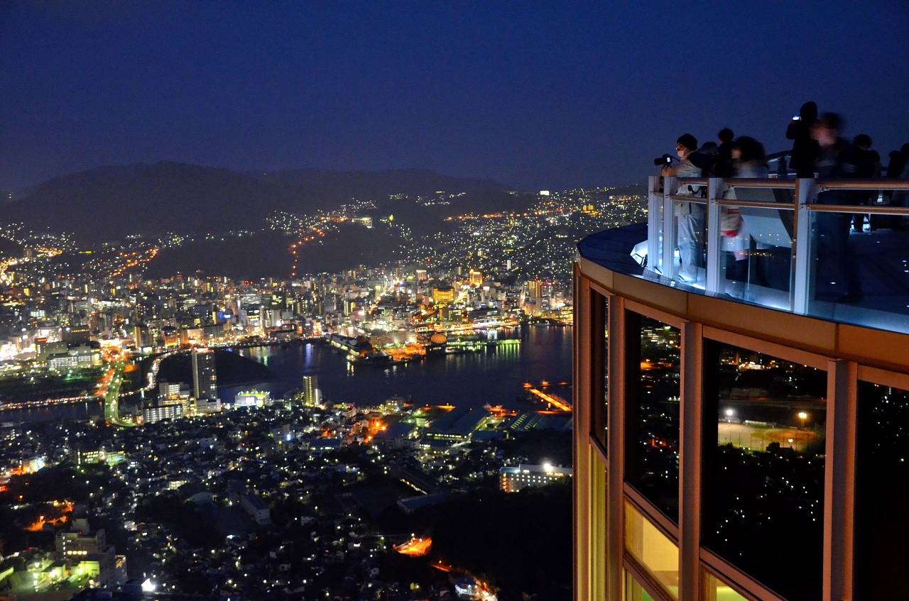 九州好去處 由展望廳行上展望塔時，會經由一條旋轉樓梯，咁就可以360度無死角咁望勻成個夜景。