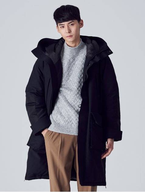 韓國買羽絨 黑色鴨絨長羽絨服（블랙 솔리드 포켓 오리털 롱 패딩 점퍼）的外觀與一般的休閒大衣無異，穿上後，完全不會有腫脹的感覺。 | 圖片來源：8 Seconds