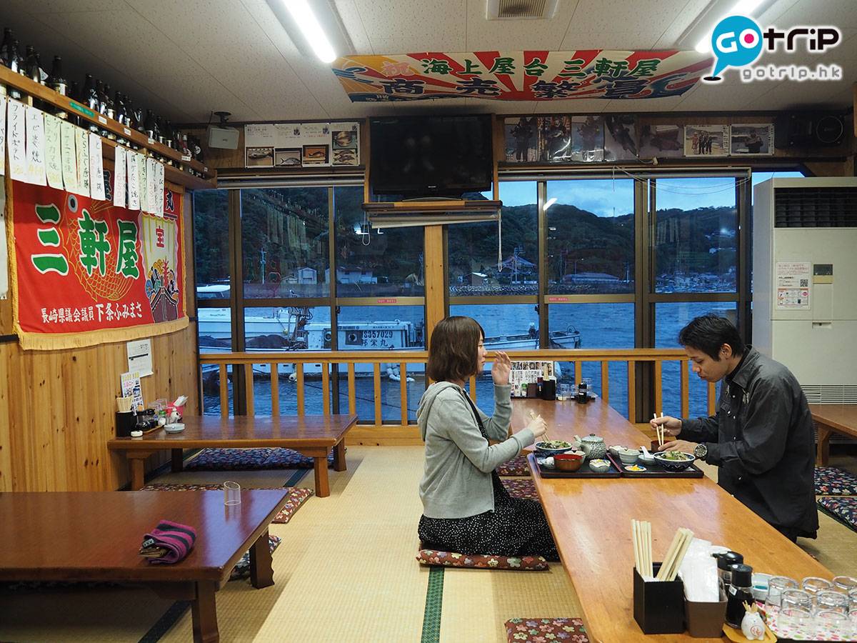 日本櫻花2021 屋台內可看到小艇駛進漁港的景色。
